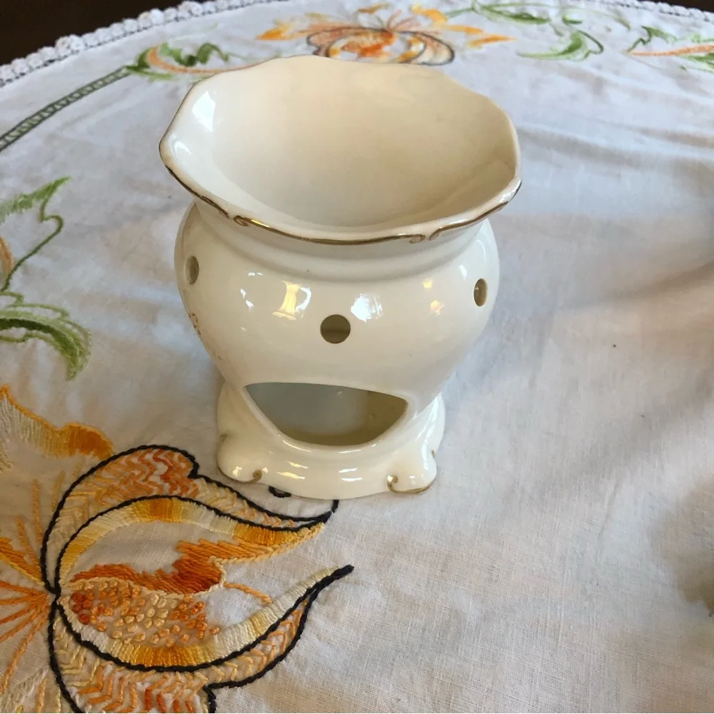 Yankee Candle Porcelain with 24 carat Gold Painted Trim Tart Warmer